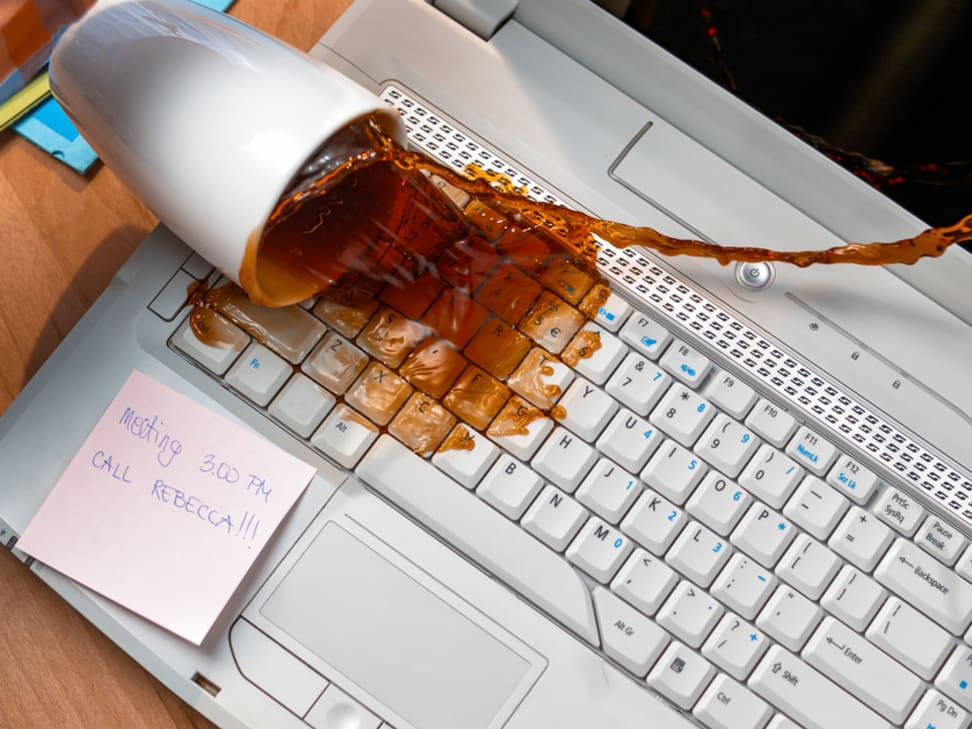 Пролил на клавиатуру ноутбука. Пролили жидкость на ноутбук. Ноутбук залили водой что делать. Опрокинутая Кружка на клавиатуру. Ноутбук залитый кофе.