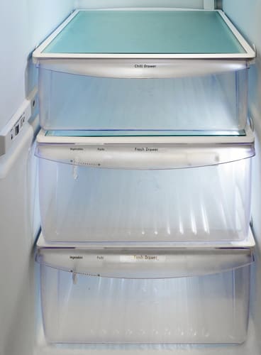 Frigidaire-Professional-FPHS2699PF-crisper-drawer.jpg