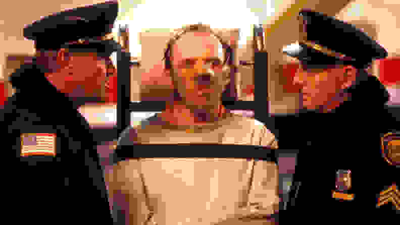 安东尼·霍普金斯饰演汉尼拔·莱克特，被警察包围，在