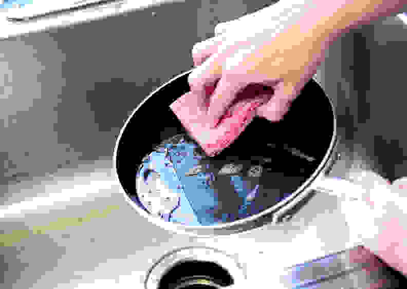 sponge cleaning nonstick pan