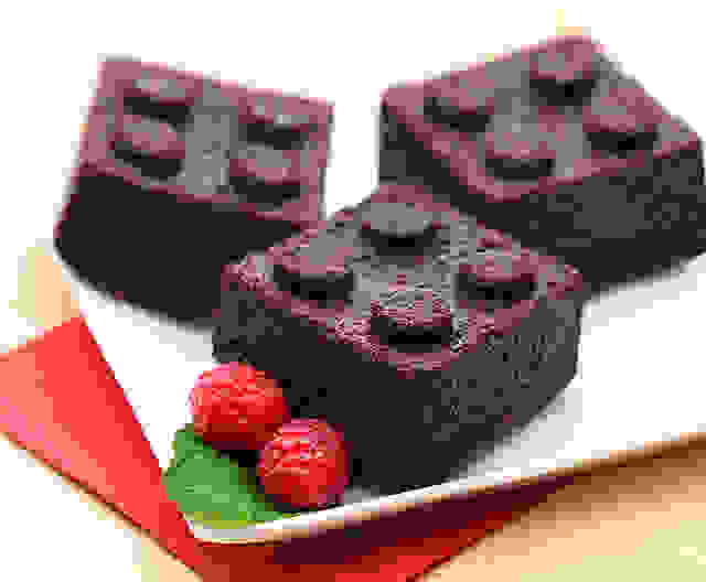 You can make brick shaped cakes thanks to this unusual baking pan.