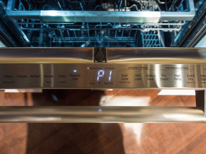 UPDF9904ST洗碗机在门的顶部有一个隐藏的控制万搏体育官网网址面板。