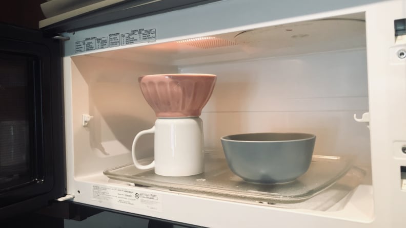 This hack lets you microwave two bowls at once - Reviewed