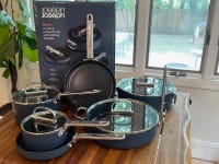 With foldable handles, this ceramic non-stick set takes up minimal space in the kitchen.