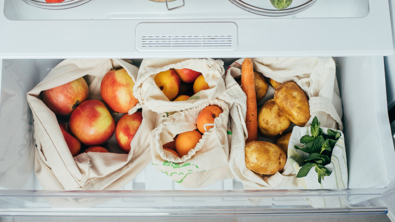 Separating vegetables and meat can prevent contamination.