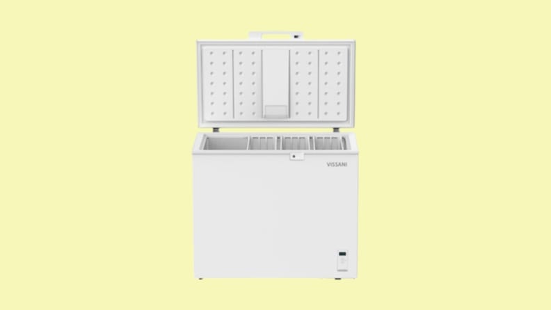 The Vissanni ice chest appears on a pale yellow background.