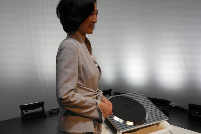 Mitsuko Uchida and Technics Turntable