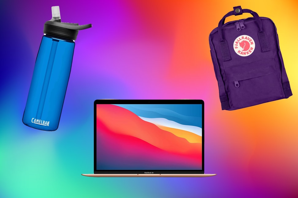 与蓝色水瓶，苹果膝上型计算机和小紫色背包的彩虹背景