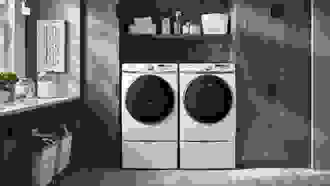 白色洗衣机和烘干机设置在洗衣房。