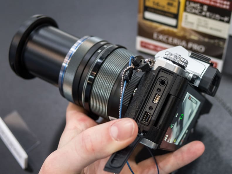 The selection of ports includes HDMI, USB 2.0, and 3.5mm microphone jacks.