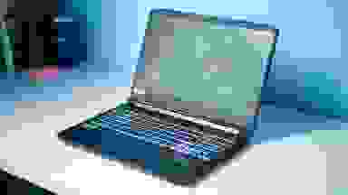 显示游戏的笔记本电脑屏幕的特写