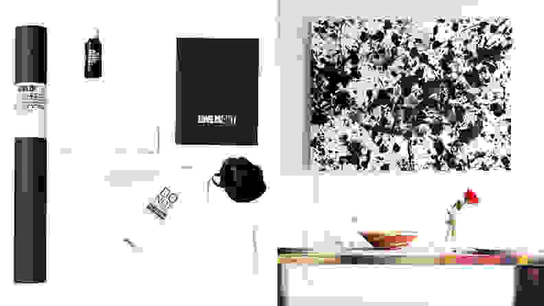 左：画布和黑色包装右：黑色和白色彩绘的帆布安装在白色墙上