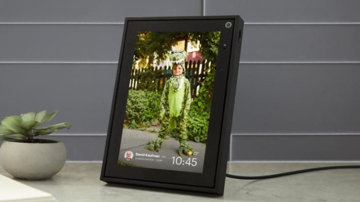 Facebook Portal displaying photo in portrait orientation