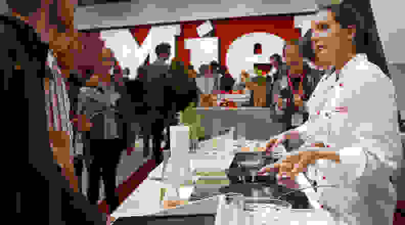 A chef cooks on a Miele TempControl cooktop at IFA 2015.