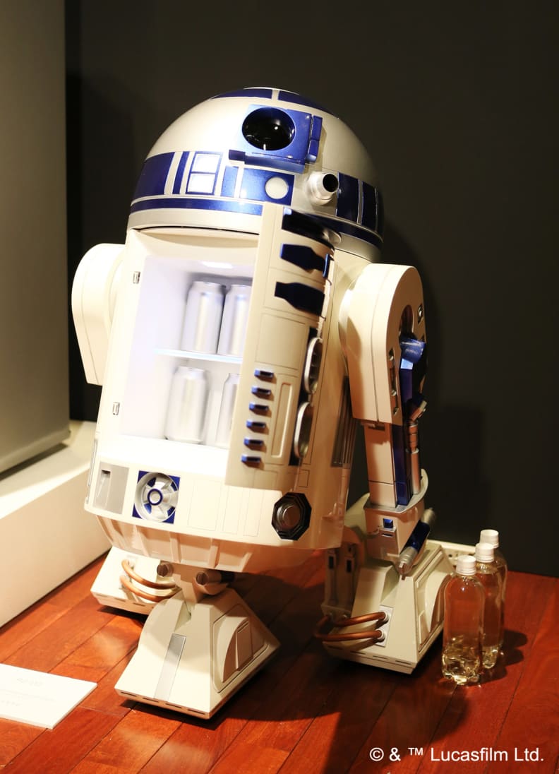 Open the compartment and R2 has enough space for six cans.