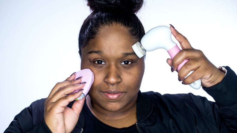 Facial cleansing device