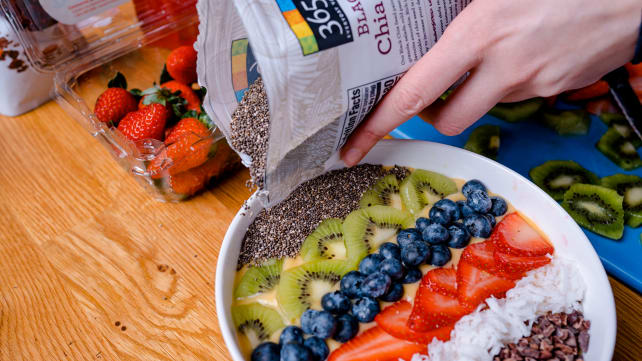 Adding chia to smoothie bowl