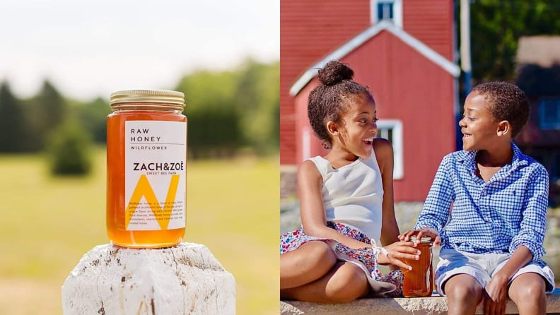 Izquierda: un frasco de miel dorada se encuentra sobre un poste de cerca blanco contra una granja pintoresca.  Derecha: Dos pequeños niños negros se sientan y se ríen frente a un granero rojo, con un tarro de miel entre ellos.