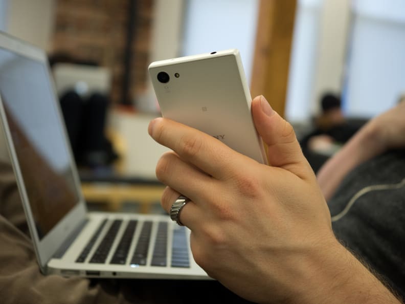 Sony Xperia Z5 Compact in use