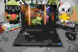 屏幕上的黑色笔记本电脑带有彩色视频游戏