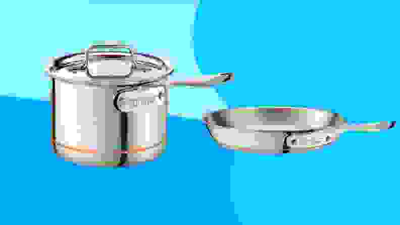 银色的锅和平底锅。