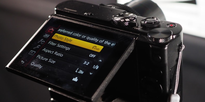 Panasonic Lumix LX10 rear touchscreen
