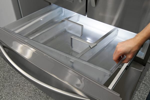 The KitchenAid KFXS25RYMS's central drawer is really just a big plastic bucket that you can just lift out for easy cleaning.