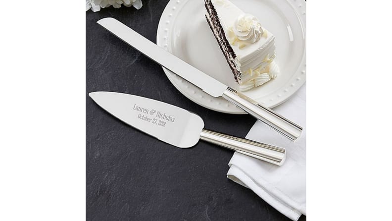 Best engagement gifts: Personalized cake and knife set