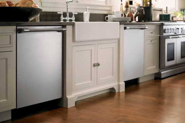 一个传统的白色厨房，配有Thermador的24英寸蓝宝石系列洗碗机和48英寸煤气灶。