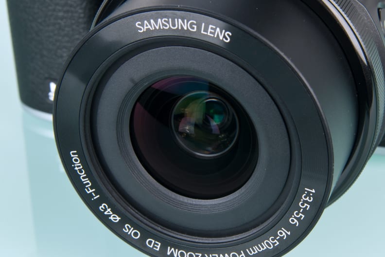 A picture of the Samsung NX3000's lens.