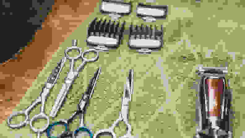 A hair trimmer and acessories.