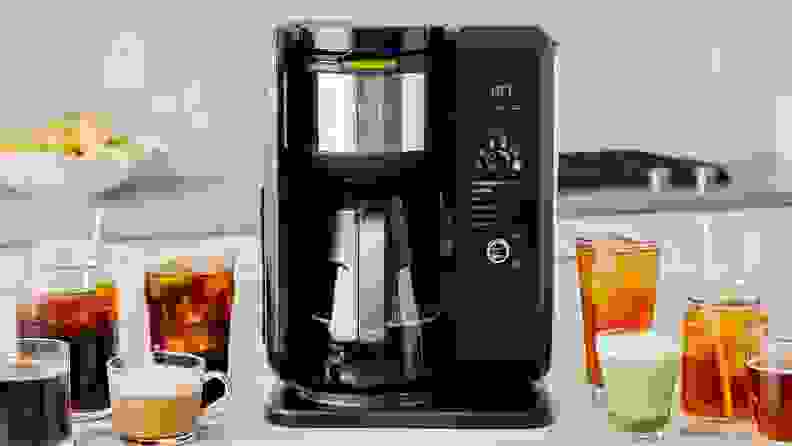 一台机器在厨房的柜台上泡茶。