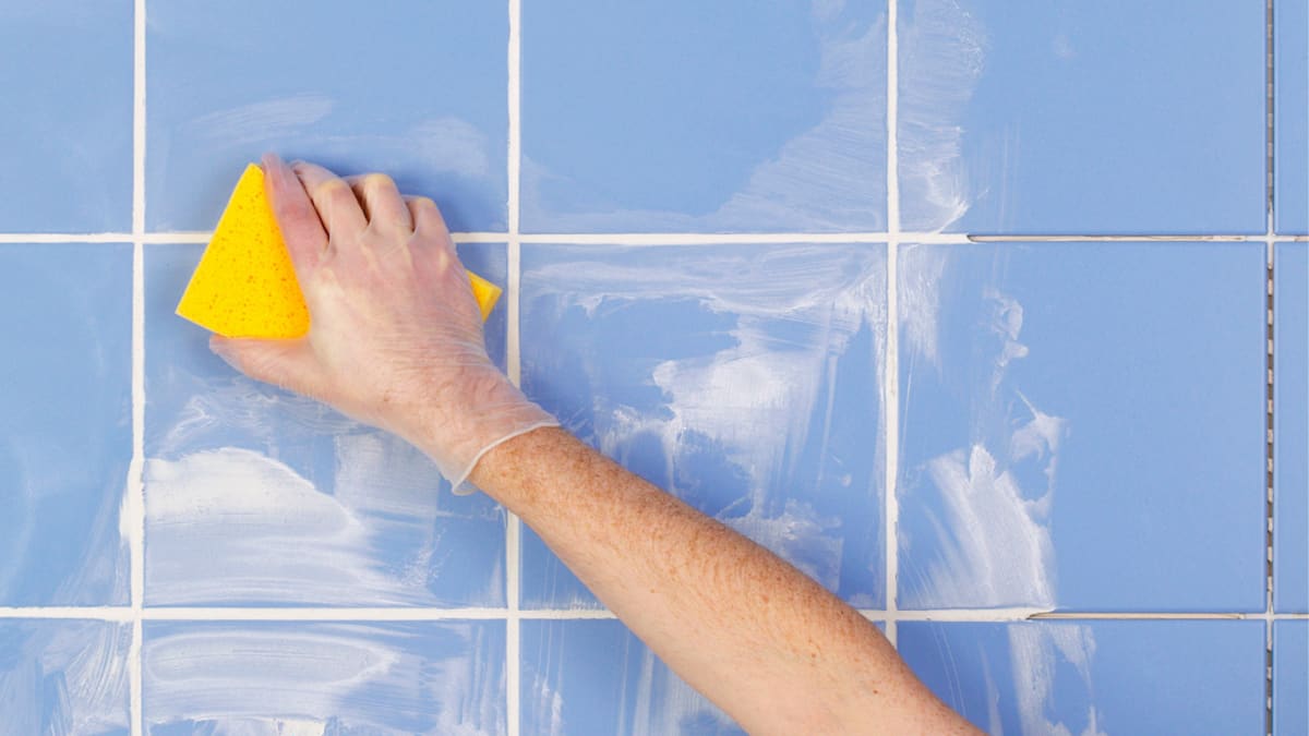 Мытье плитки в ванной. Реклама затирка для плитки. Как правильно затирать плитку в ванной на стене. Мыть кафель красивая картинка. Голубая плитка какой шов подходит.
