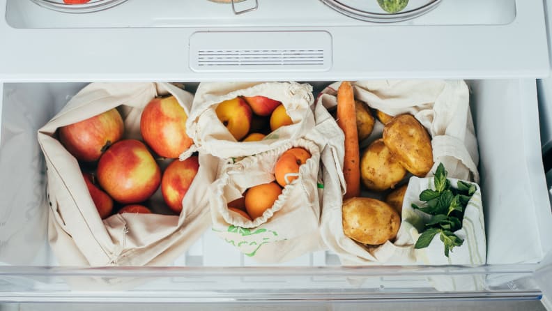 Separating vegetables and meat can prevent contamination.