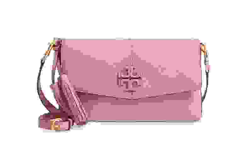 粉红托里·伯奇十字钱包。