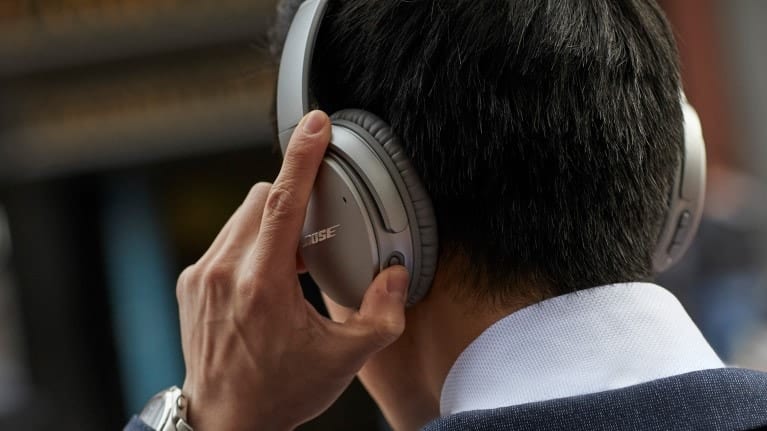 Man wearing Bose headphones - The best gifts for travelers