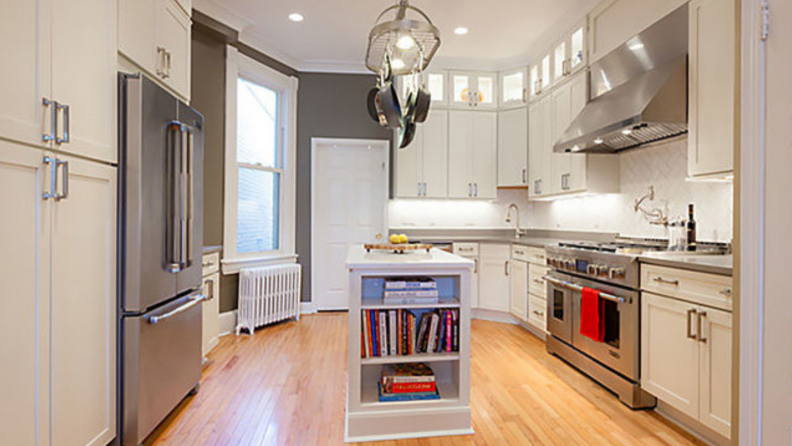 This classic kitchen has all the classic hallmarks of a transitional kitchen