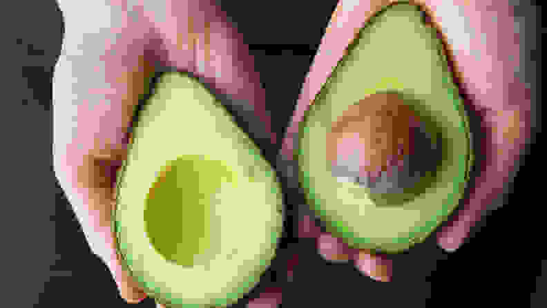 Cut avocado - Things you should never put in your refrigerator