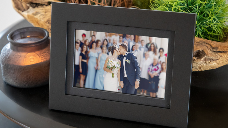 数码相框显示婚礼日照片。