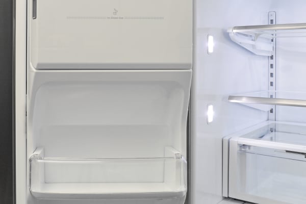 惠而浦WRF757SDEM的左边冰箱门上没有太多可用的空间，因为有制冰机。