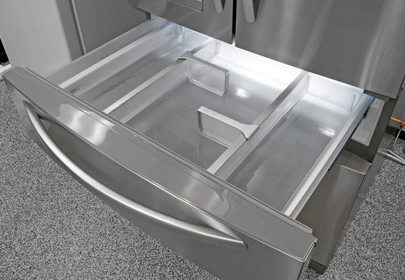 Depending on your preference, the KitchenAid KFXS25RYMS's central drawer can be used as a big deli bin or a large crisper.