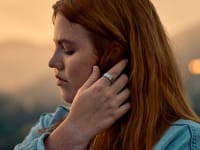 A woman wearing the silver Oura Ring Gen 3.
