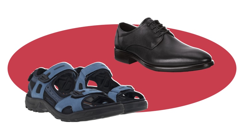Niebieskie sandały i para czarnych butów.