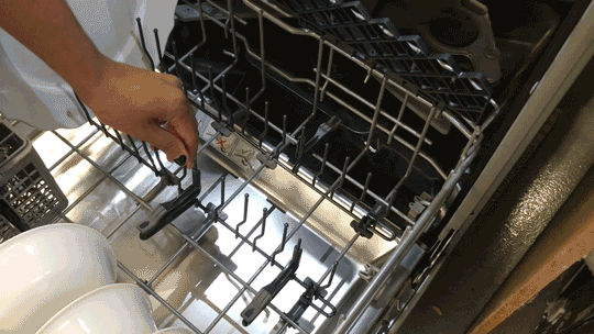 A GIF showing a hand as it adjusts clips in the bottom rack of the Beko DDT39434X.
