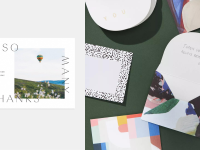 左边是一张简单设计的卡片，上面有一张自定义的照片。左边是一组彩色卡片。