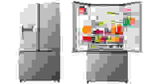 两台海信HRF254N6TSE冰箱并排摆放。在左边，它的门是关闭的。在右边，它的两扇主门是打开的，可以看到冰箱的内部，里面装满了食物。