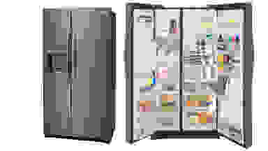 两台Frigidaire Gallery GRSC2352AF冰箱并排站在白色的空间里。左边冰箱的门是关着的，右边冰箱的门是开着的，展示了冰箱的内部。