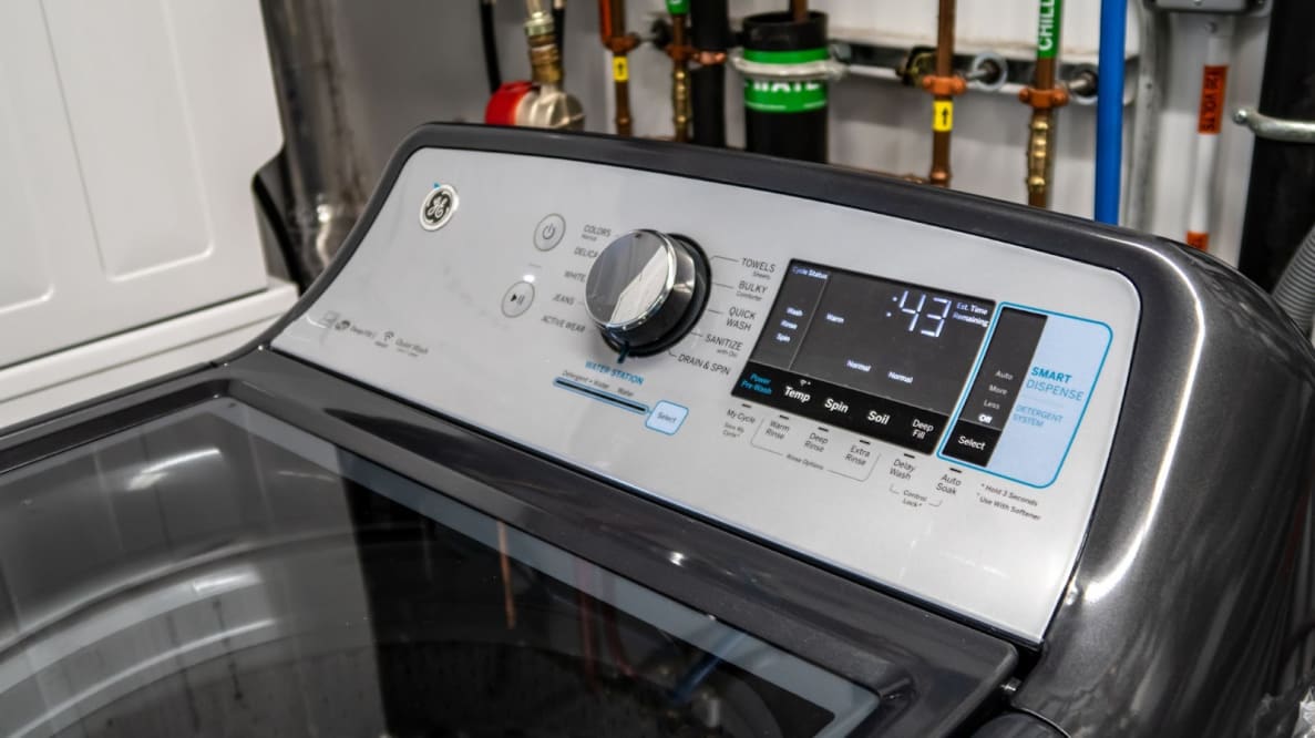 Product shot of the controls and the display screen on the GE GTW840CPN Top-load Washing Machine.