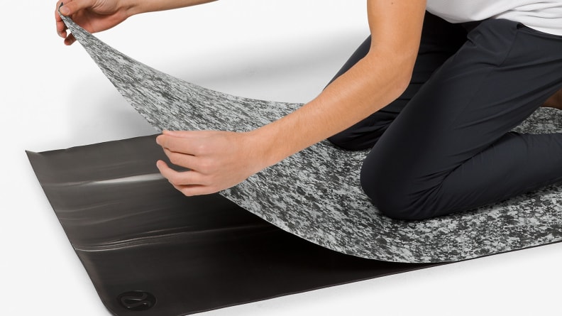 Lululemon The Hot (Towel) Mat - Paris Perfection / Deep Coal