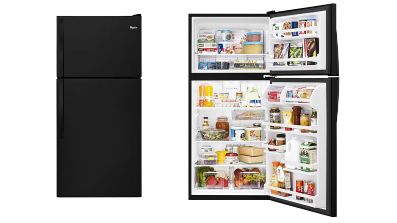 同一个黑色冰箱的两张照片，一个门关着，另一个门开着，里面有食物。